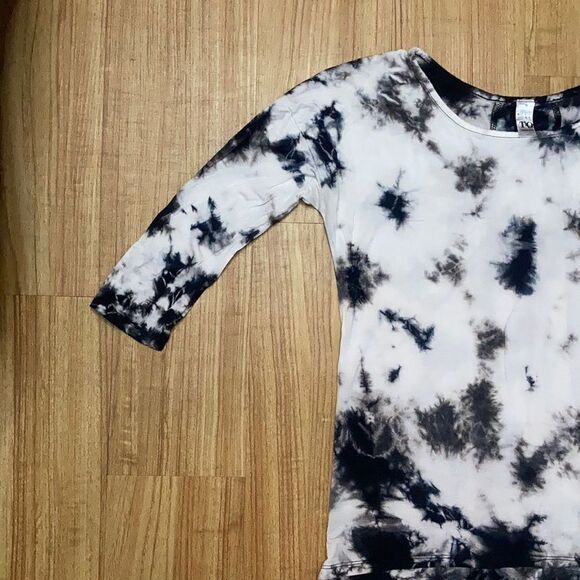 Tie Die 3/4 Sleeve Top EUC - Picture 2 of 6